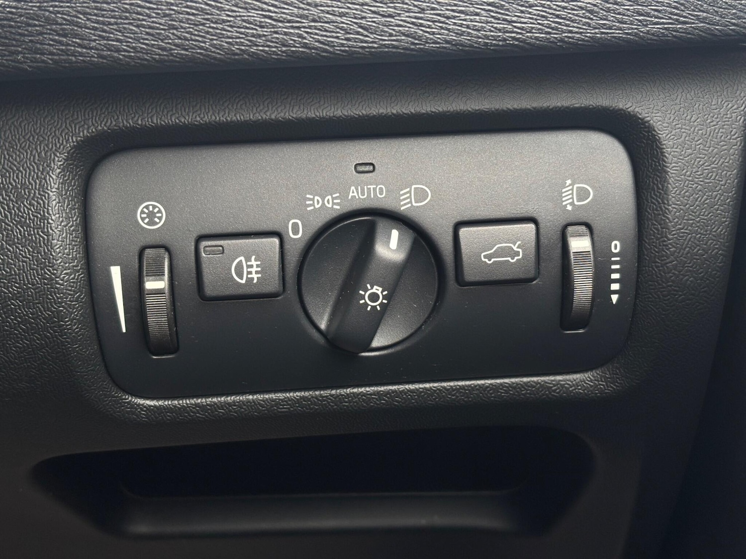 Used Volvo V40 2015 for sale - 78127548: Photo 24