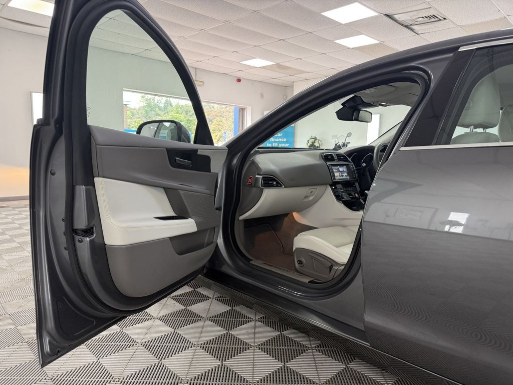 Used Jaguar XE 2015 for sale - 76617839: Photo 17