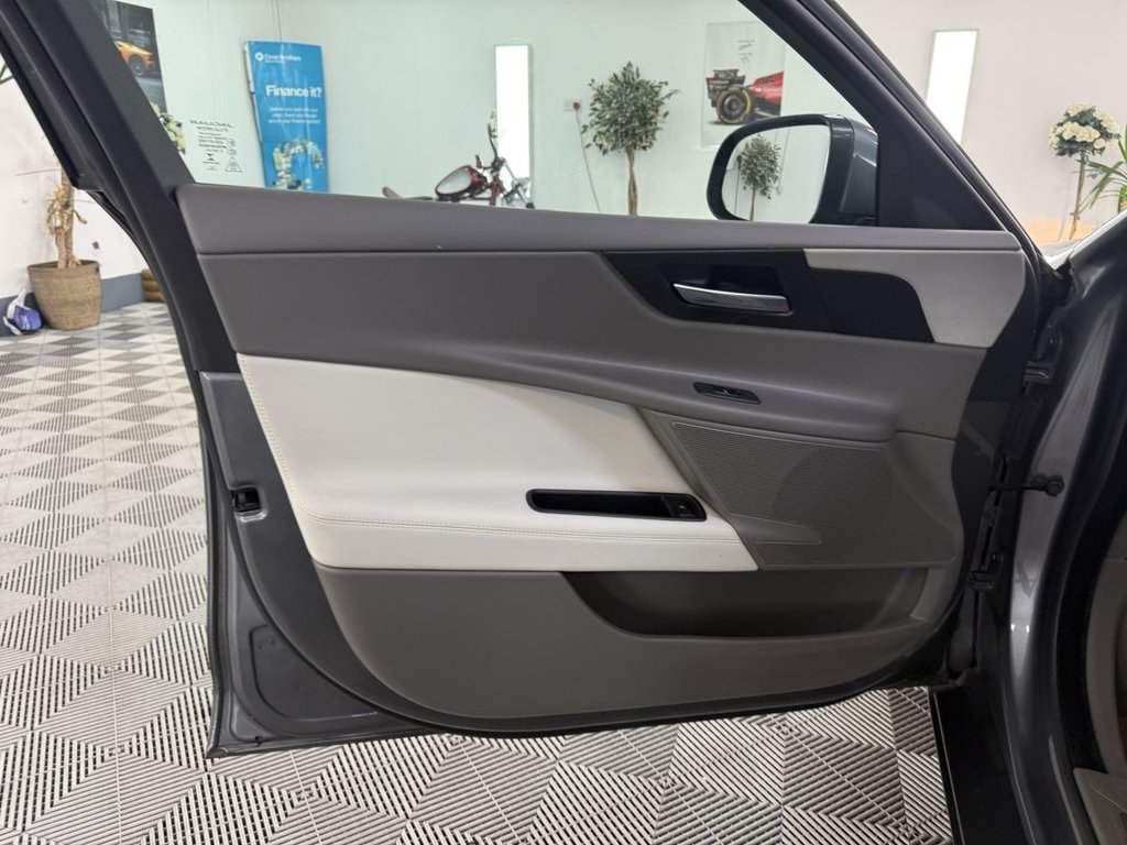 Used Jaguar XE 2015 for sale - 76617839: Photo 18