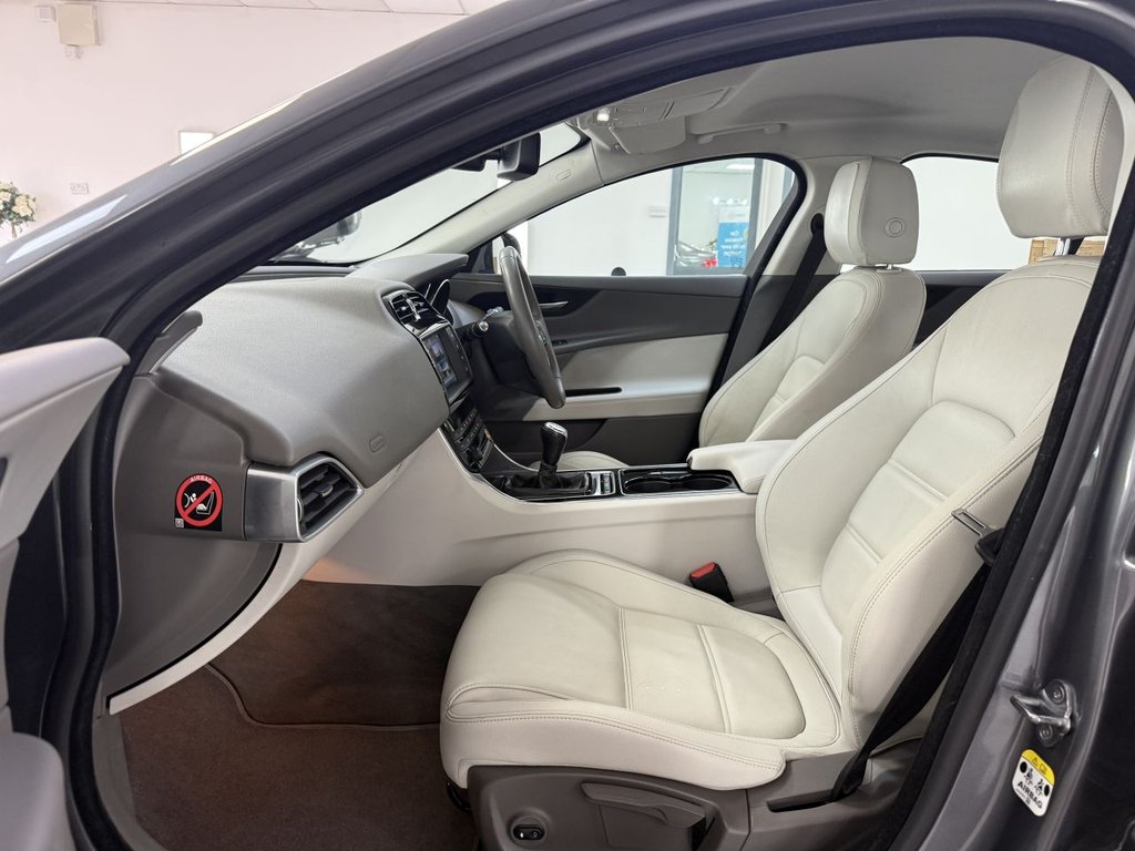 Used Jaguar XE 2015 for sale - 76617839: Photo 2