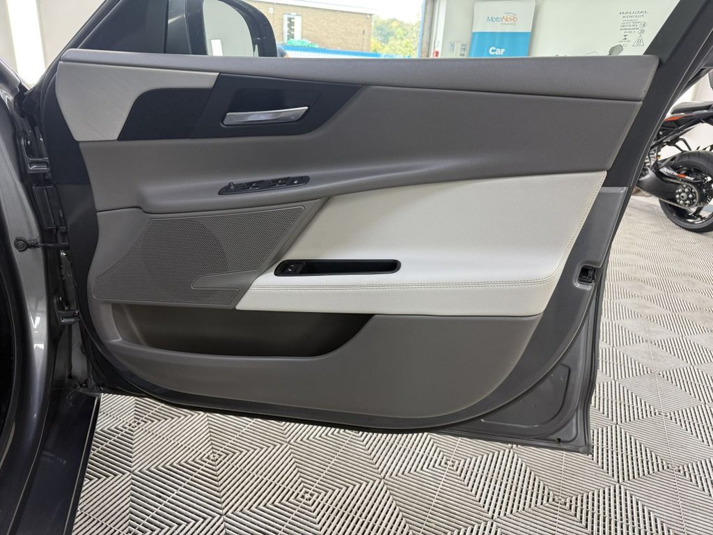 Used Jaguar XE 2015 for sale - 76617839: Photo 22