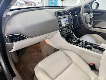 Used Jaguar XE 2017 for sale - 76118943: Photo