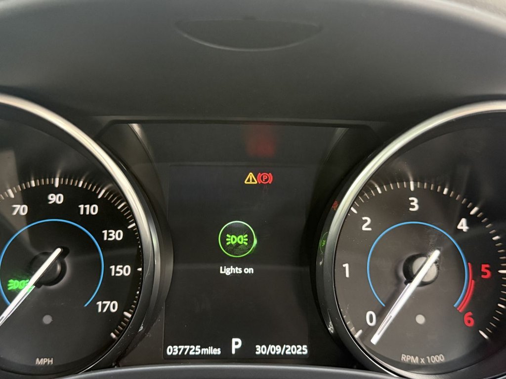 Used Jaguar XE 2017 for sale - 76118943: Photo 32
