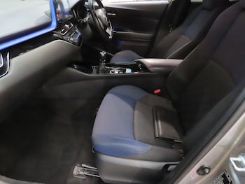 Used Toyota C-HR 2017 for sale - 76751360: Photo