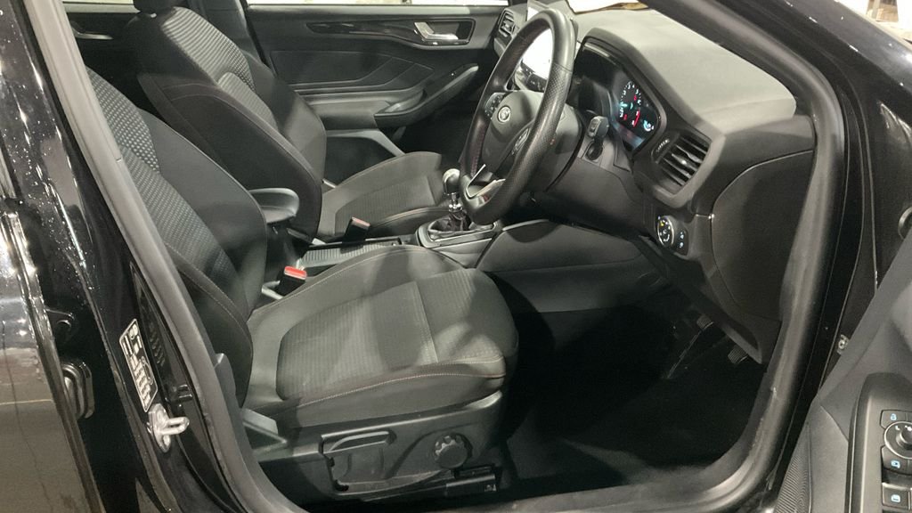 Used Ford Focus 2023 for sale - 76665437: Photo 4