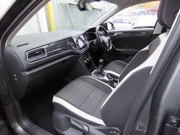 Used Volkswagen T-Roc 2018 for sale - 76552087: Photo