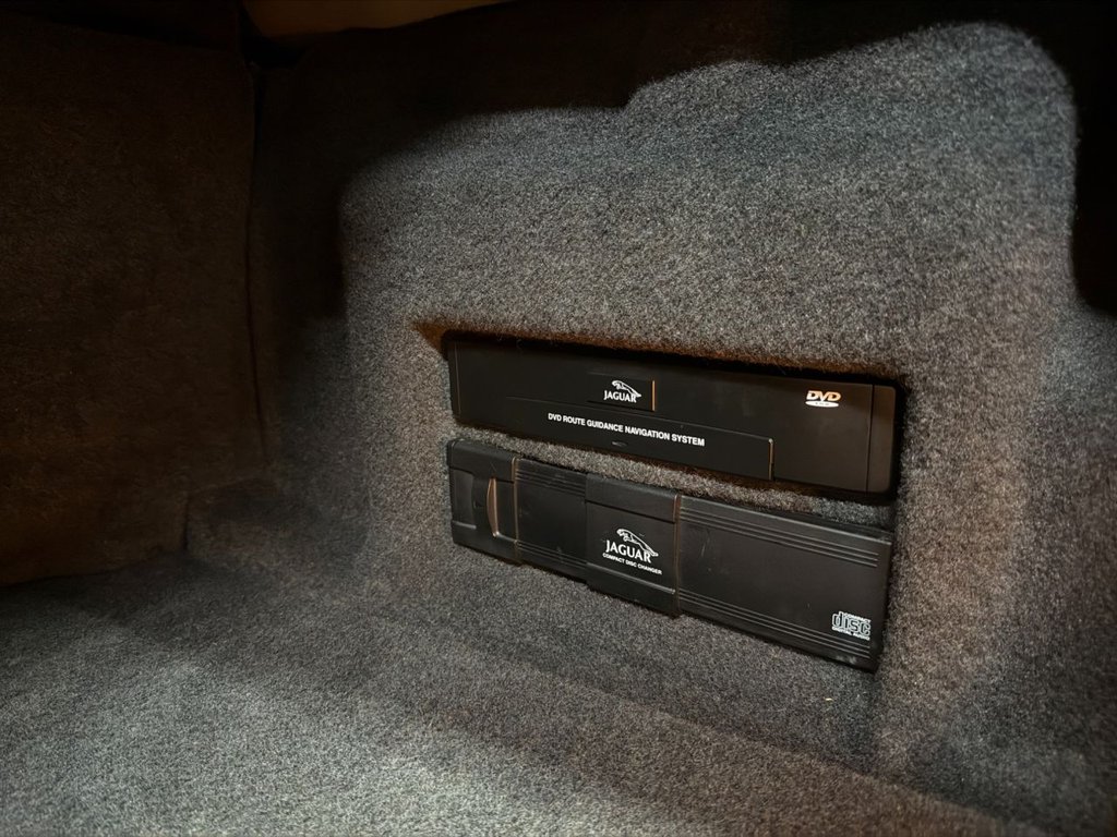 Used Jaguar XKR 2002 for sale - 77301832: Photo 37