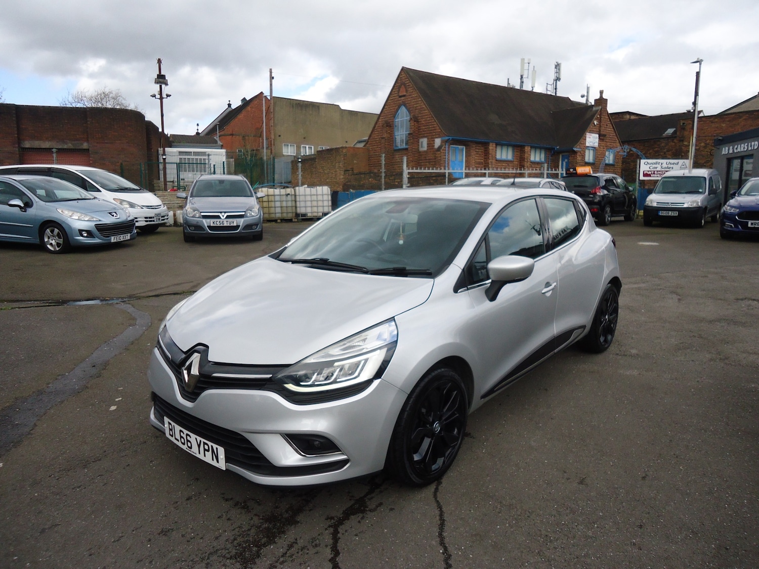 Used Renault Clio 2016 for sale - 76300834: Photo 2