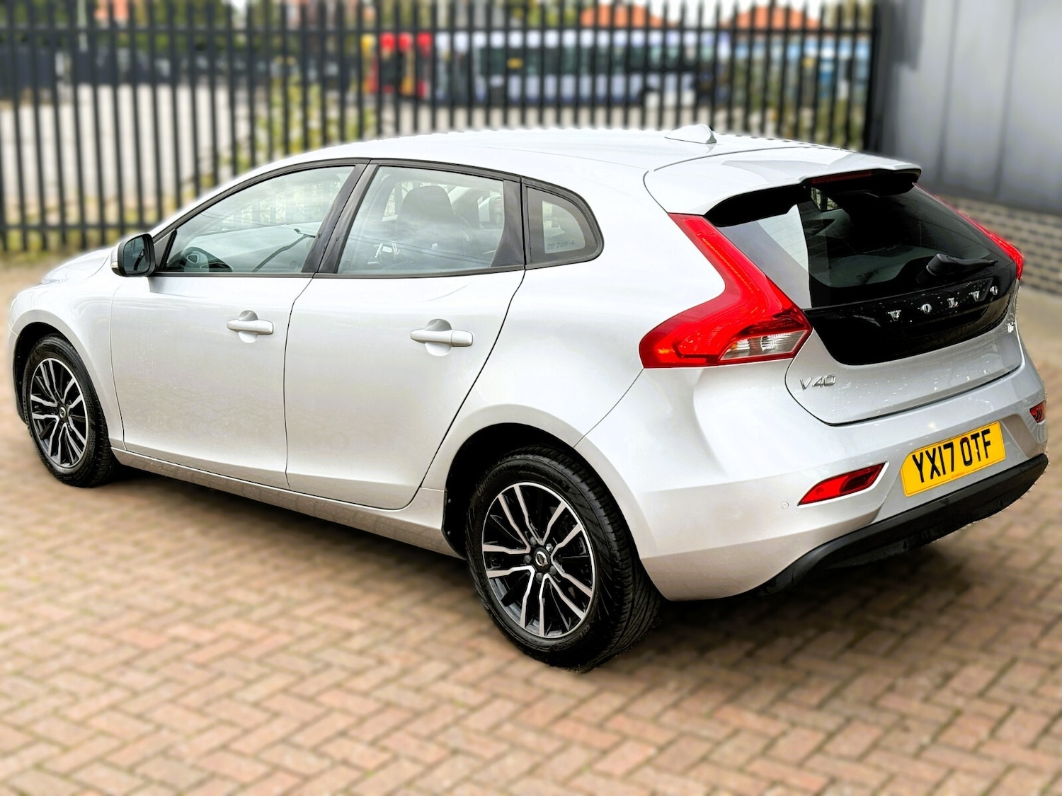 Used Volvo V40 2017 for sale - 76176377: Photo 10