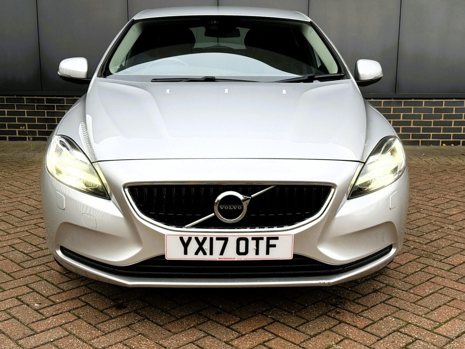 Used Volvo V40 2017 for sale - 76176377: Photo 2