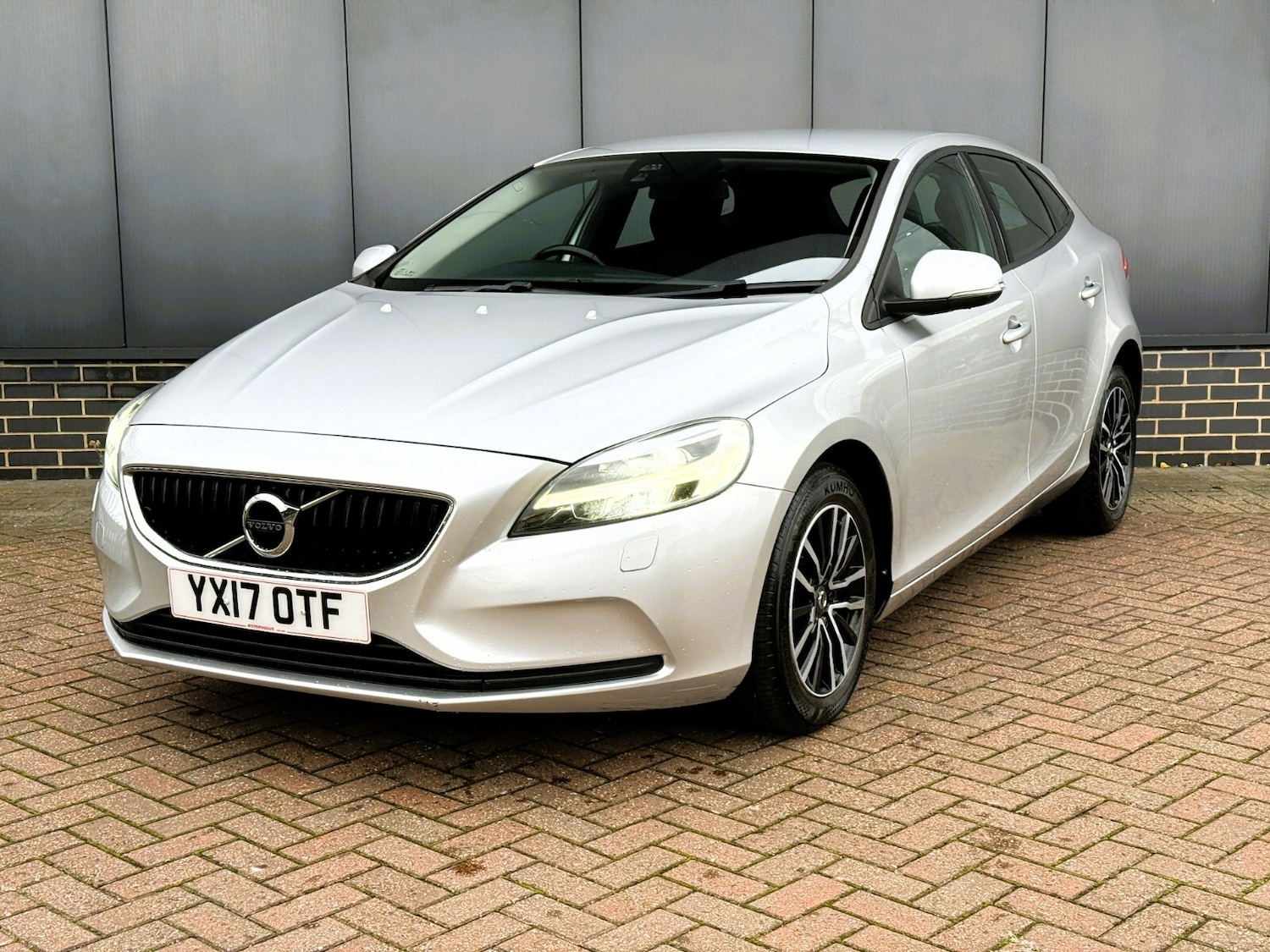 Used Volvo V40 2017 for sale - 76176377: Photo 3