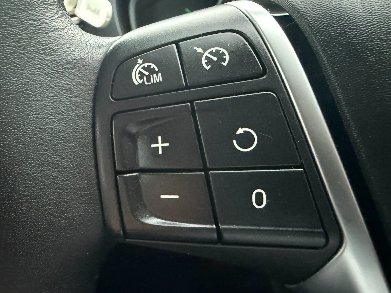 Used Volvo V40 2017 for sale - 76176377: Photo 30