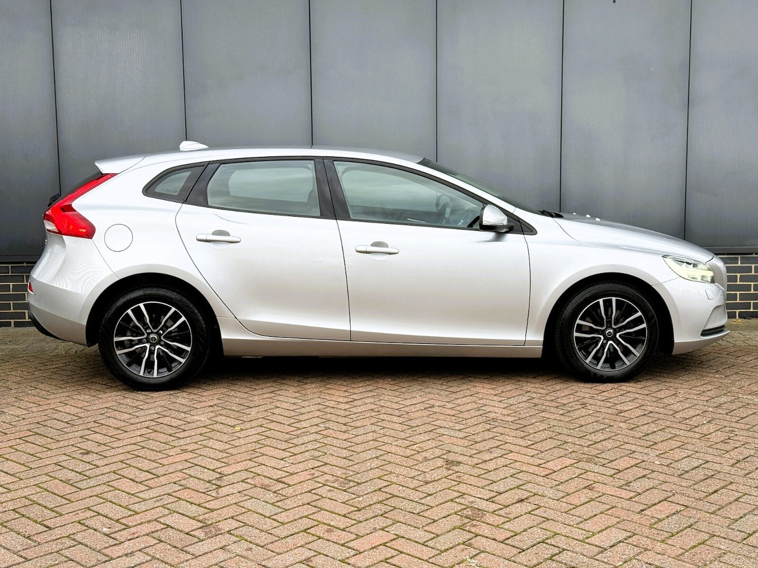Used Volvo V40 2017 for sale - 76176377: Photo 4