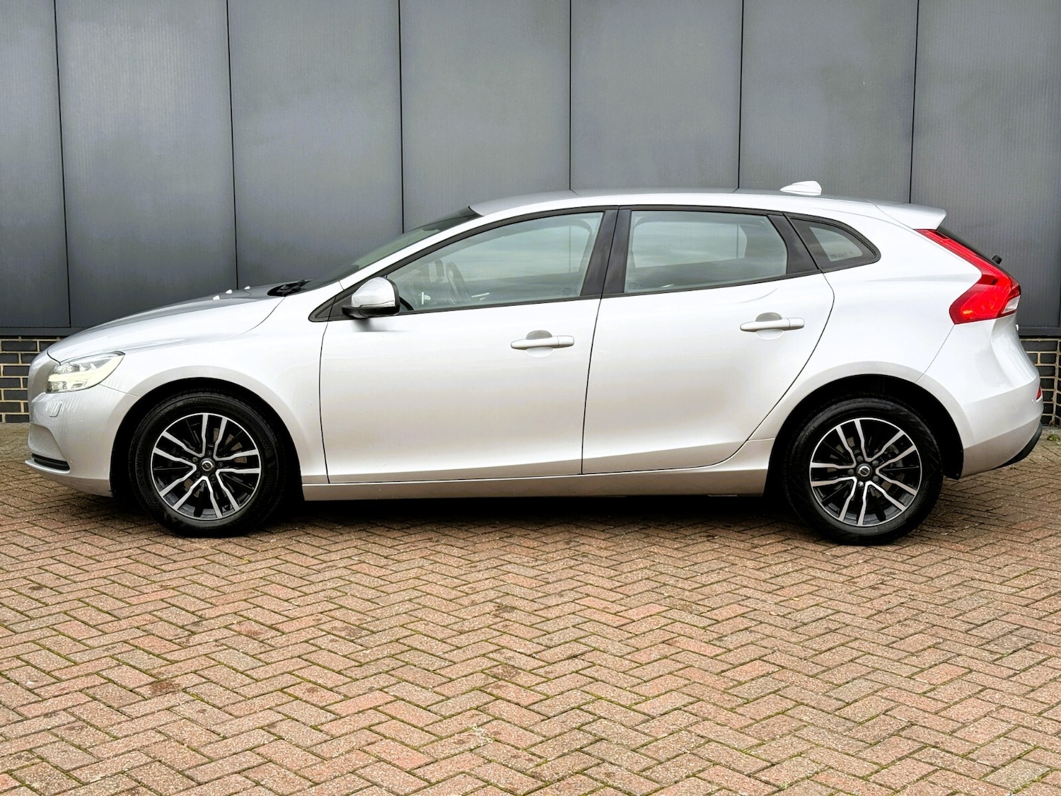Used Volvo V40 2017 for sale - 76176377: Photo 8