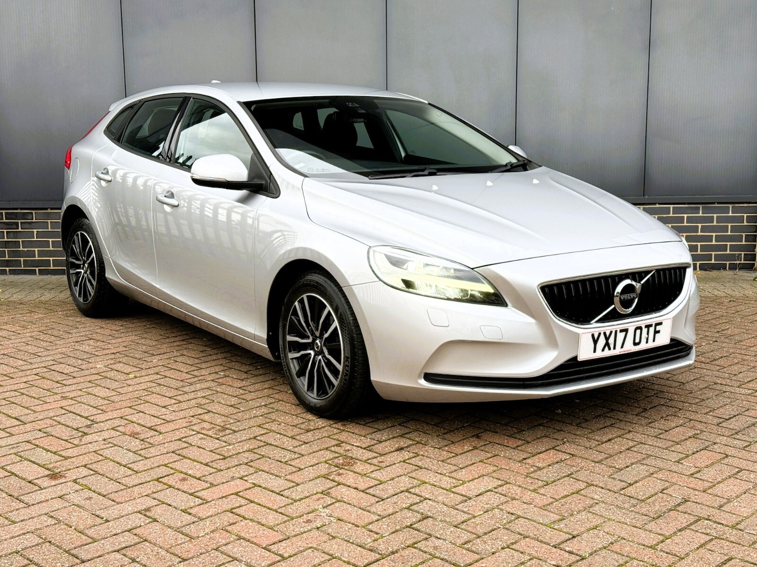 Used Volvo V40 2017 for sale - 76609616: Photo 1