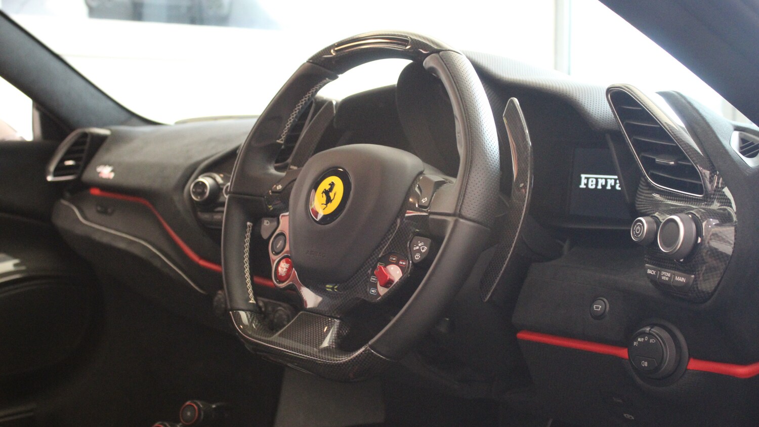 Used Ferrari 488 Pista 2018 for sale - 74984707: Photo 11