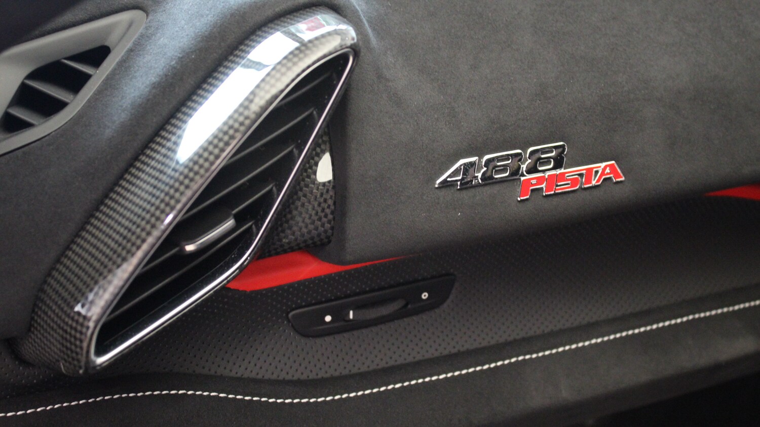 Used Ferrari 488 Pista 2018 for sale - 74984707: Photo 33