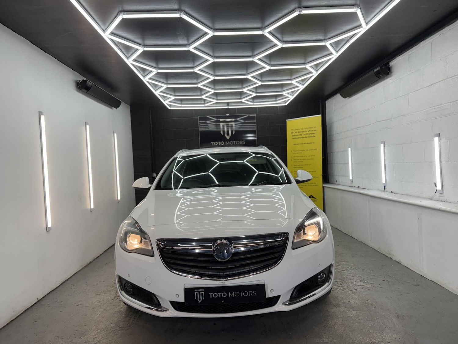 Used Vauxhall Insignia 2016 for sale - 77319838: Photo 2