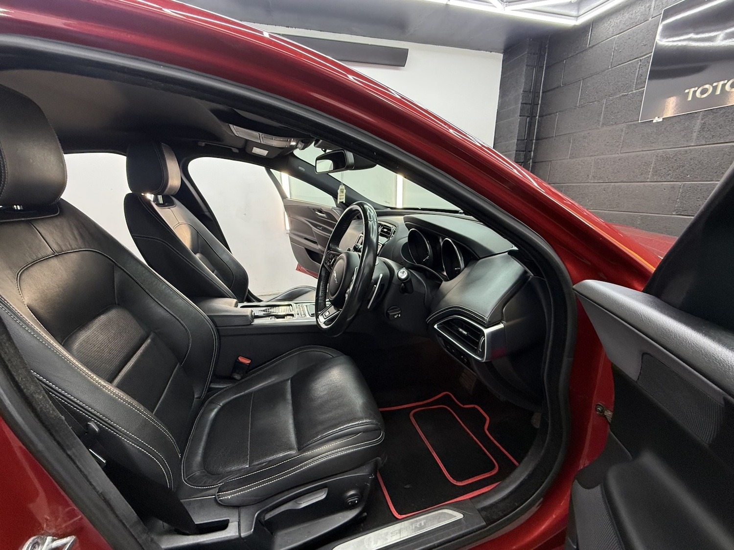 Used Jaguar XE 2017 for sale - 77240285: Photo 23