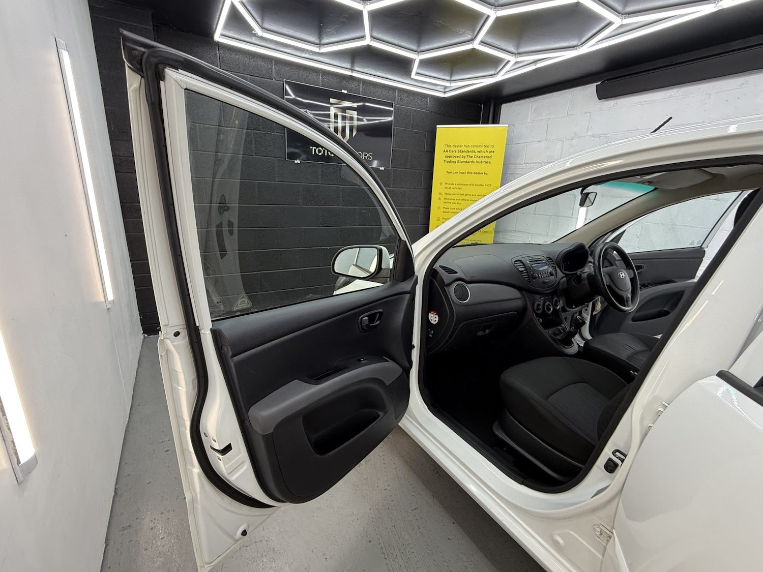 Used Hyundai i10 2013 for sale - 76510841: Photo 40