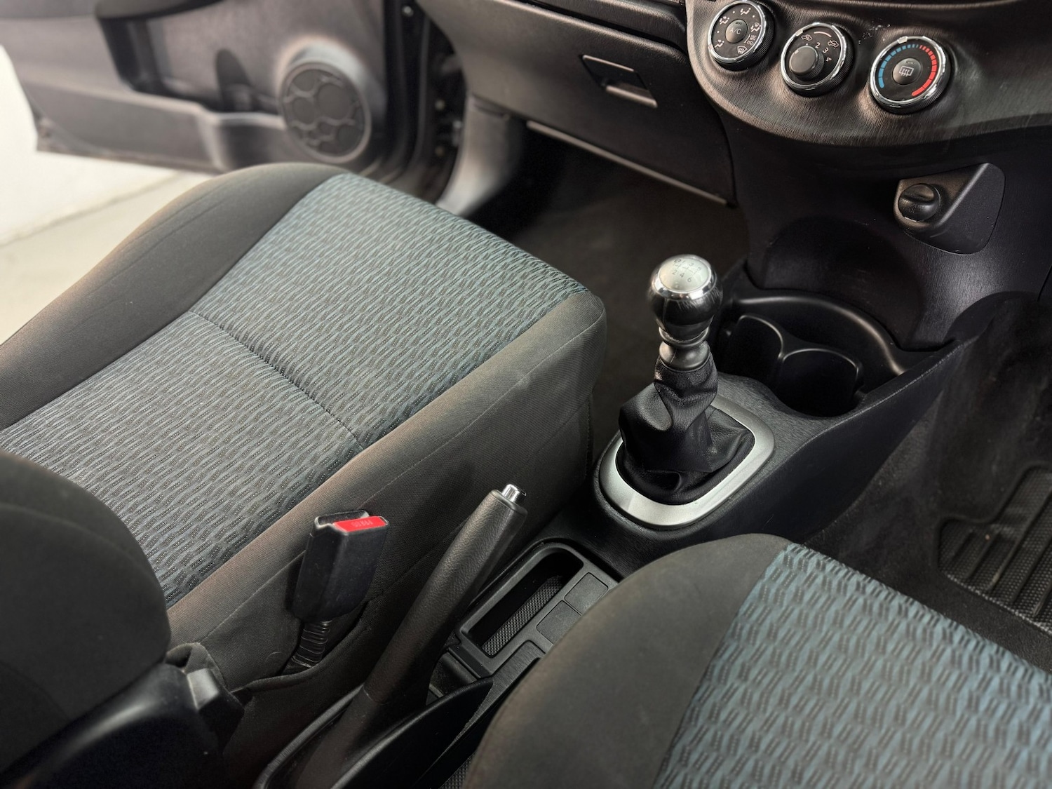 Used Toyota Yaris 2012 for sale - 76476957: Photo 27