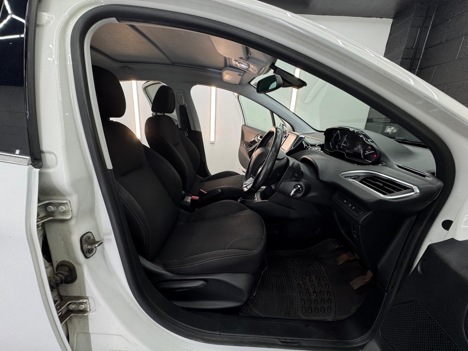 Used Peugeot 208 2016 for sale - 76421905: Photo 16