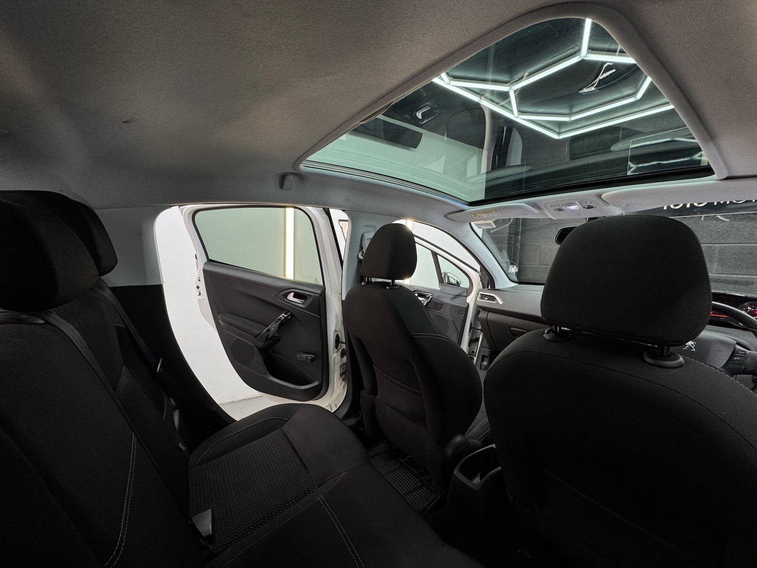 Used Peugeot 208 2016 for sale - 76421905: Photo 37