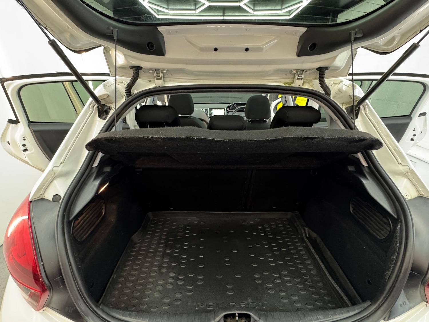 Used Peugeot 208 2016 for sale - 76421905: Photo 38