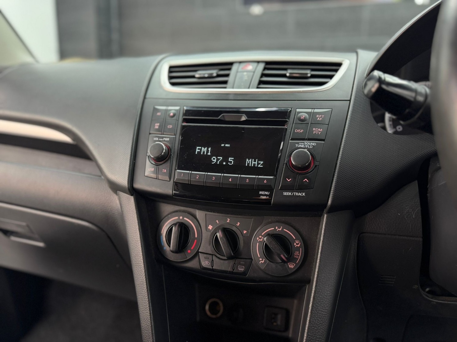 Used Suzuki Swift 2013 for sale - 77145163: Photo 20