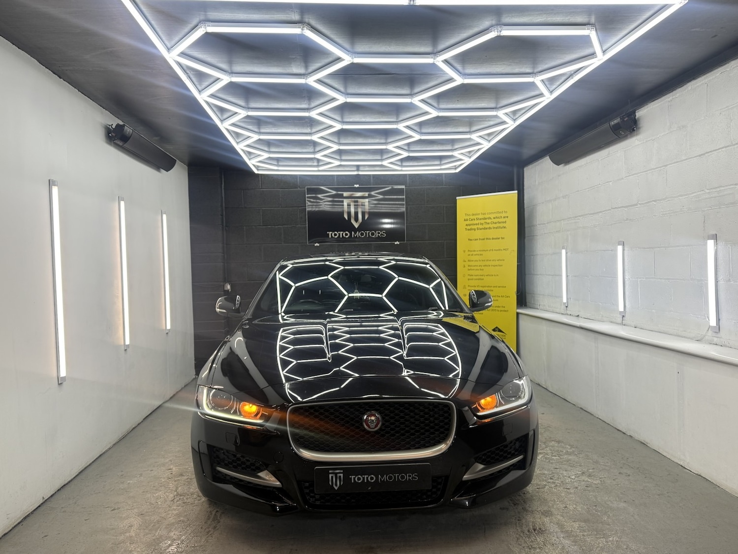 Used Jaguar XE 2017 for sale - 77562545: Photo 2