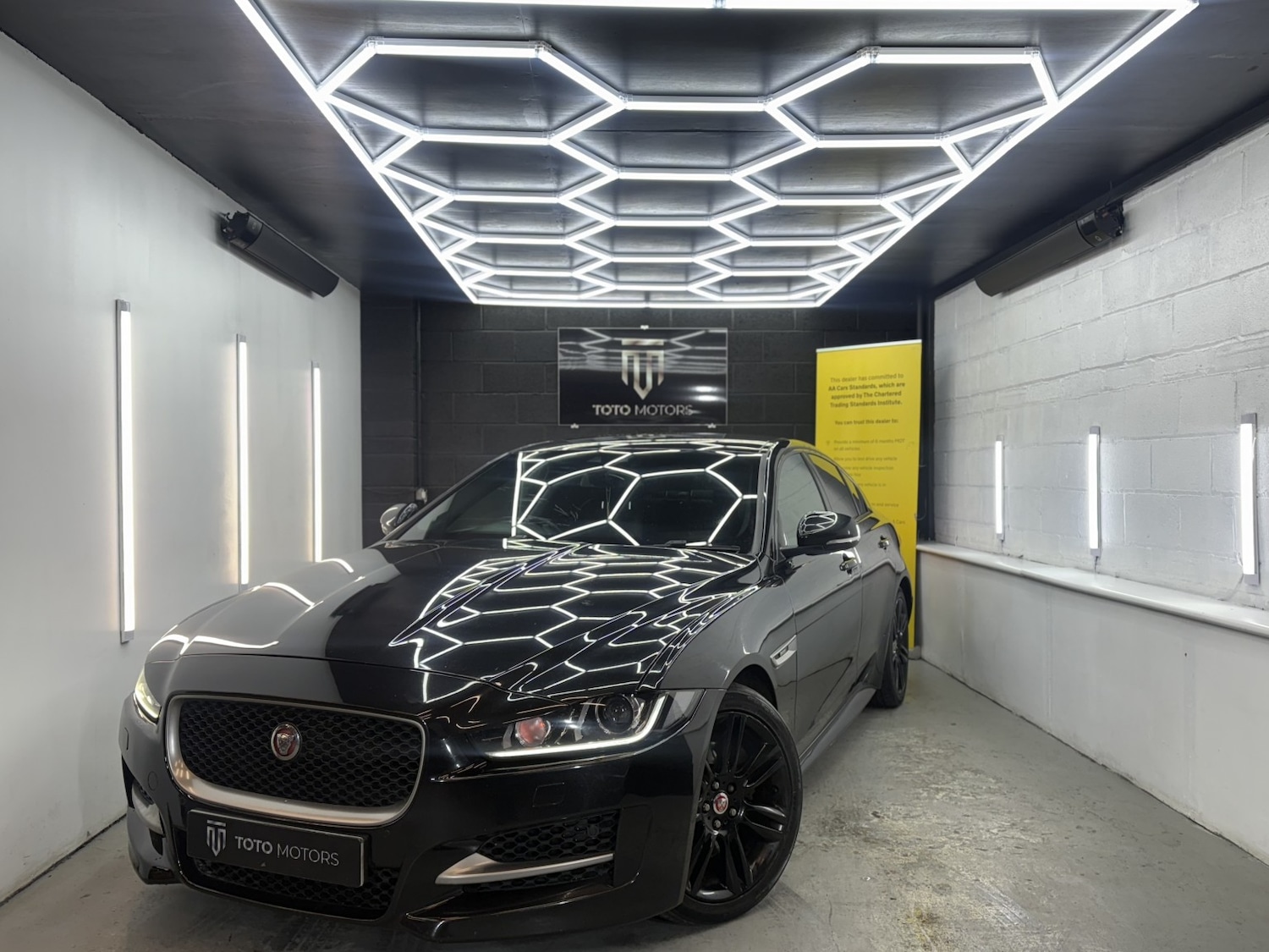 Used Jaguar XE 2017 for sale - 77562545: Photo 3