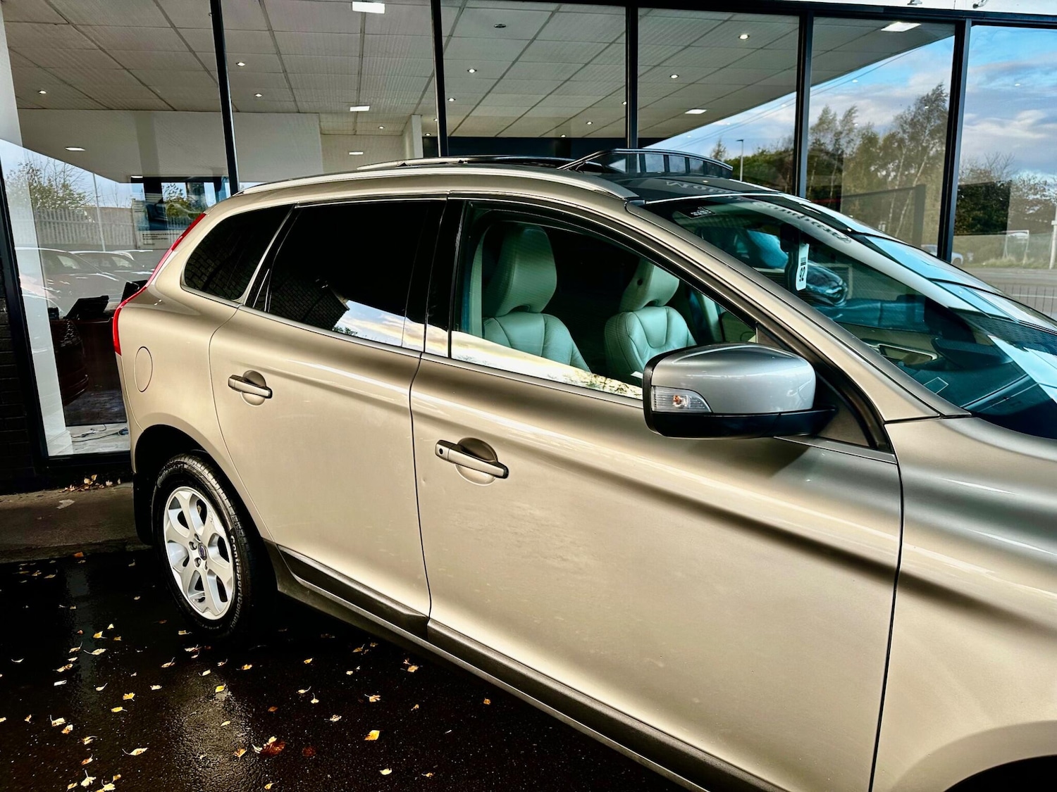 Used Volvo XC60 2010 for sale - 76246950: Photo 29