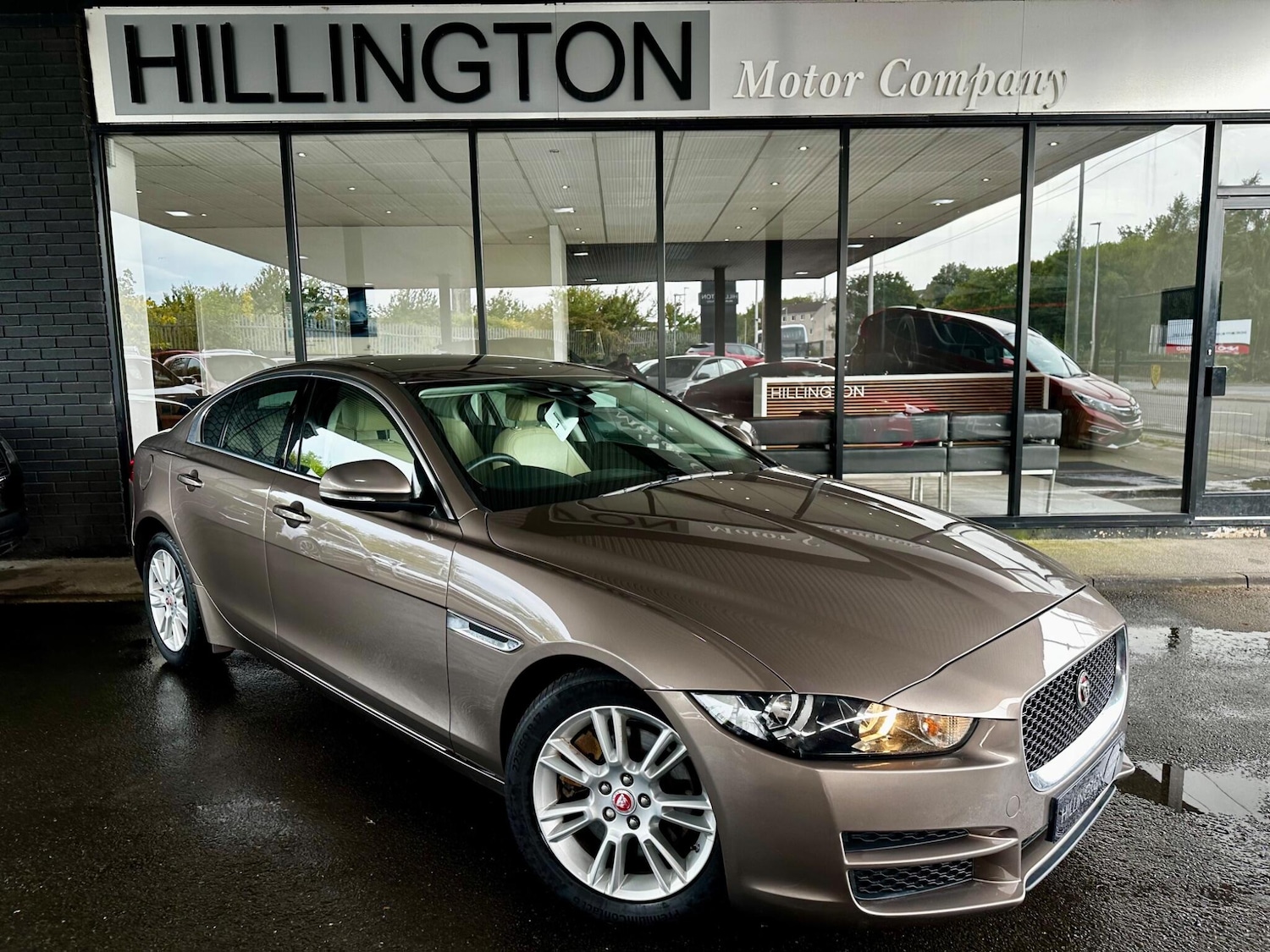 Used Jaguar XE 2015 for sale - 76137689: Photo 2