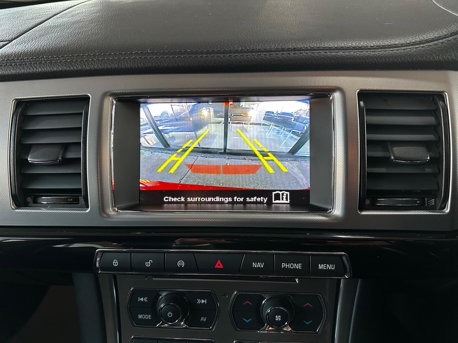 Used Jaguar XF 2015 for sale - 76633512: Photo 32