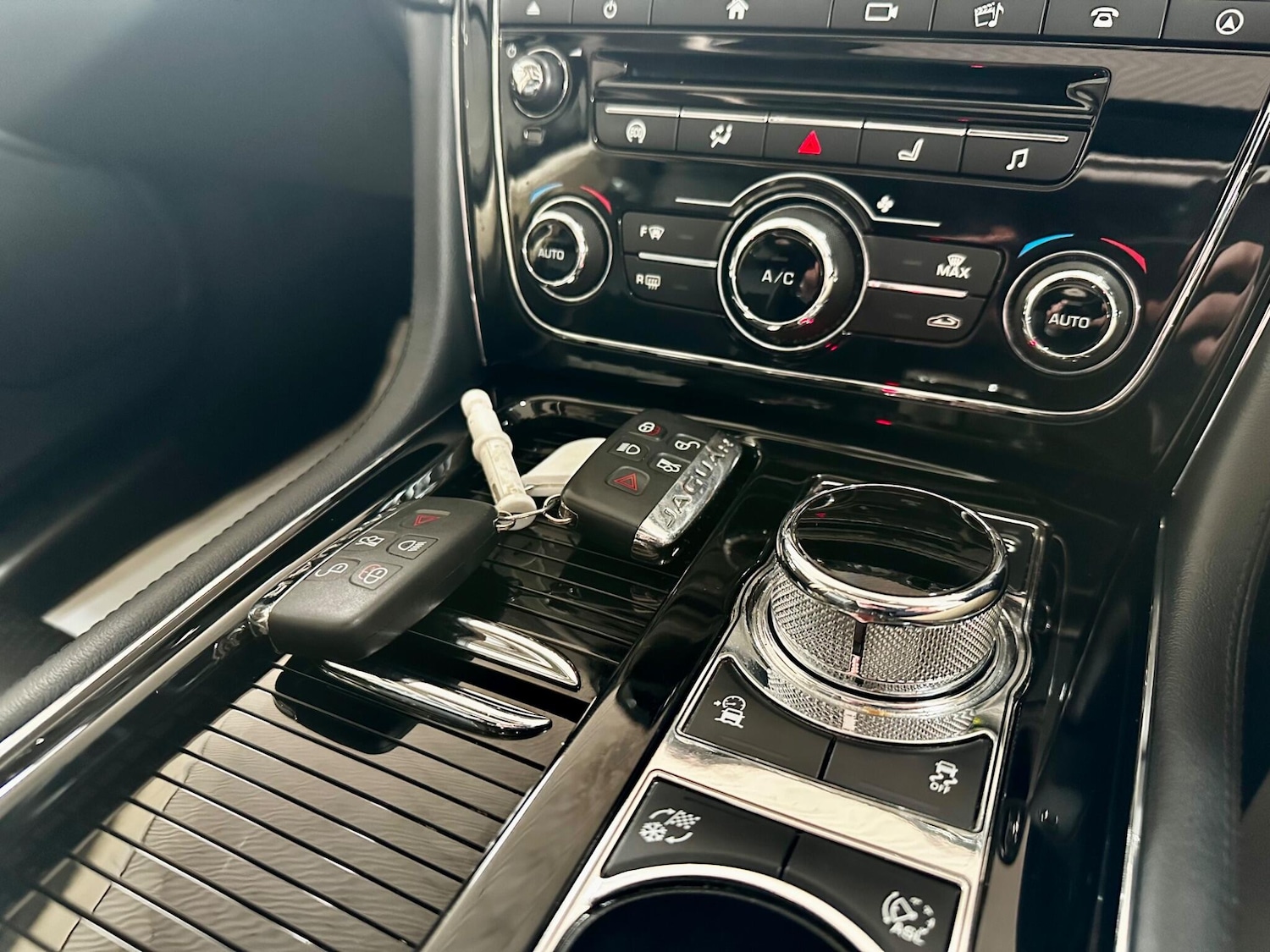 Used Jaguar XJ 2016 for sale - 76995263: Photo 37