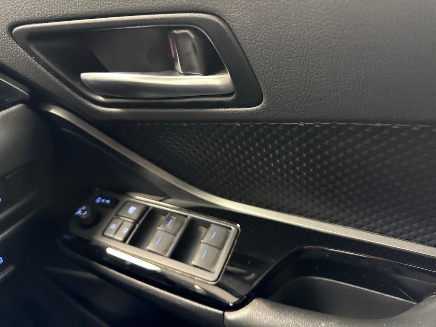 Used Toyota C-HR 2023 for sale - 78106365: Photo 21