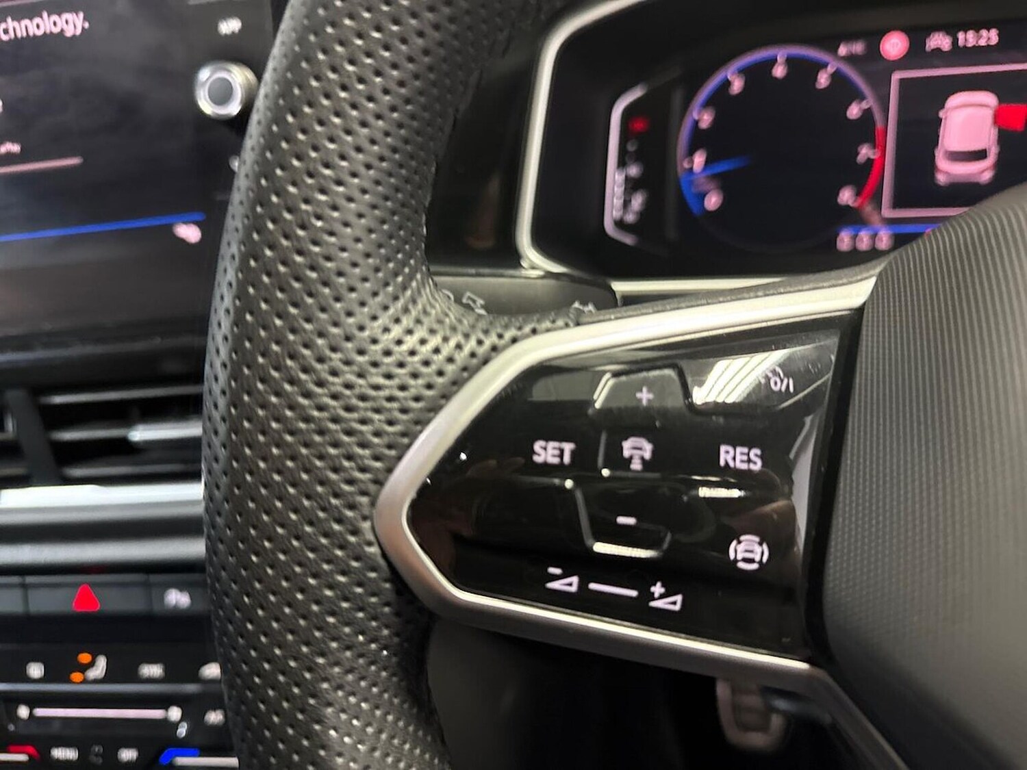 Used Volkswagen T-Roc 2023 for sale - 77489282: Photo 24