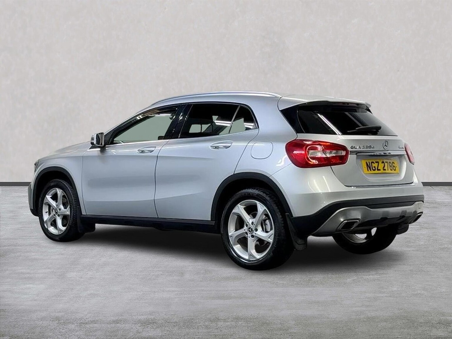 Used Mercedes-Benz GLA 2019 for sale - 76363390: Photo 2