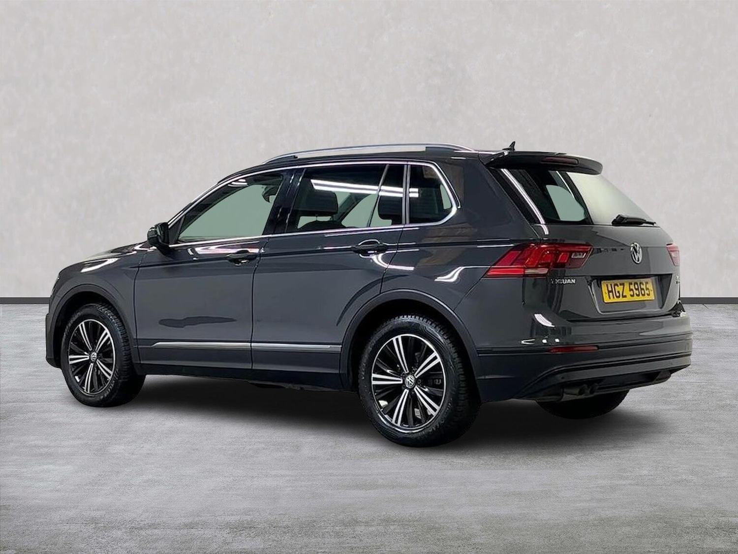 Used Volkswagen Tiguan 2017 for sale - 76565432: Photo 2