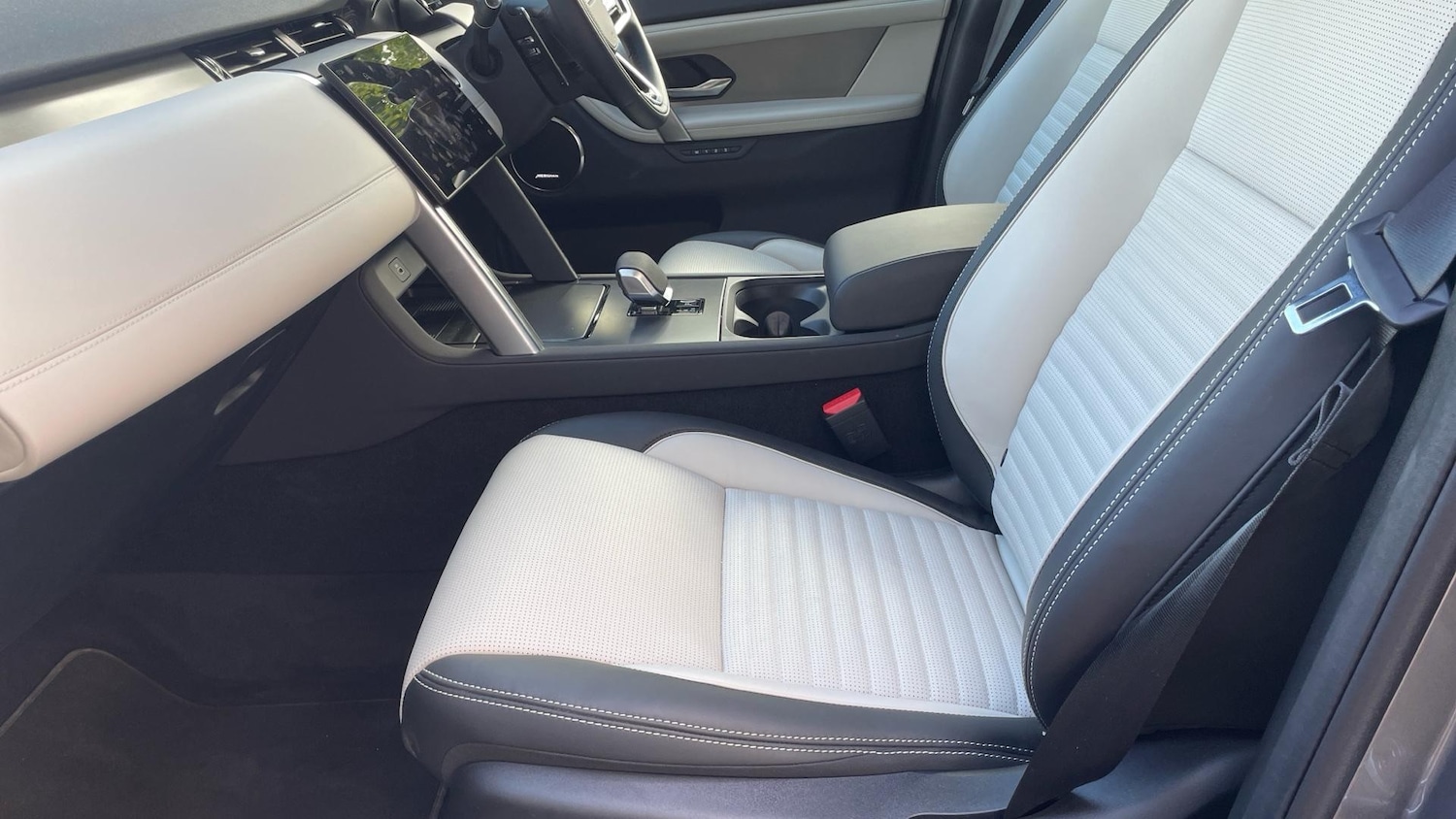 Used Land Rover Discovery Sport 2025 for sale - 76255276: Photo 3