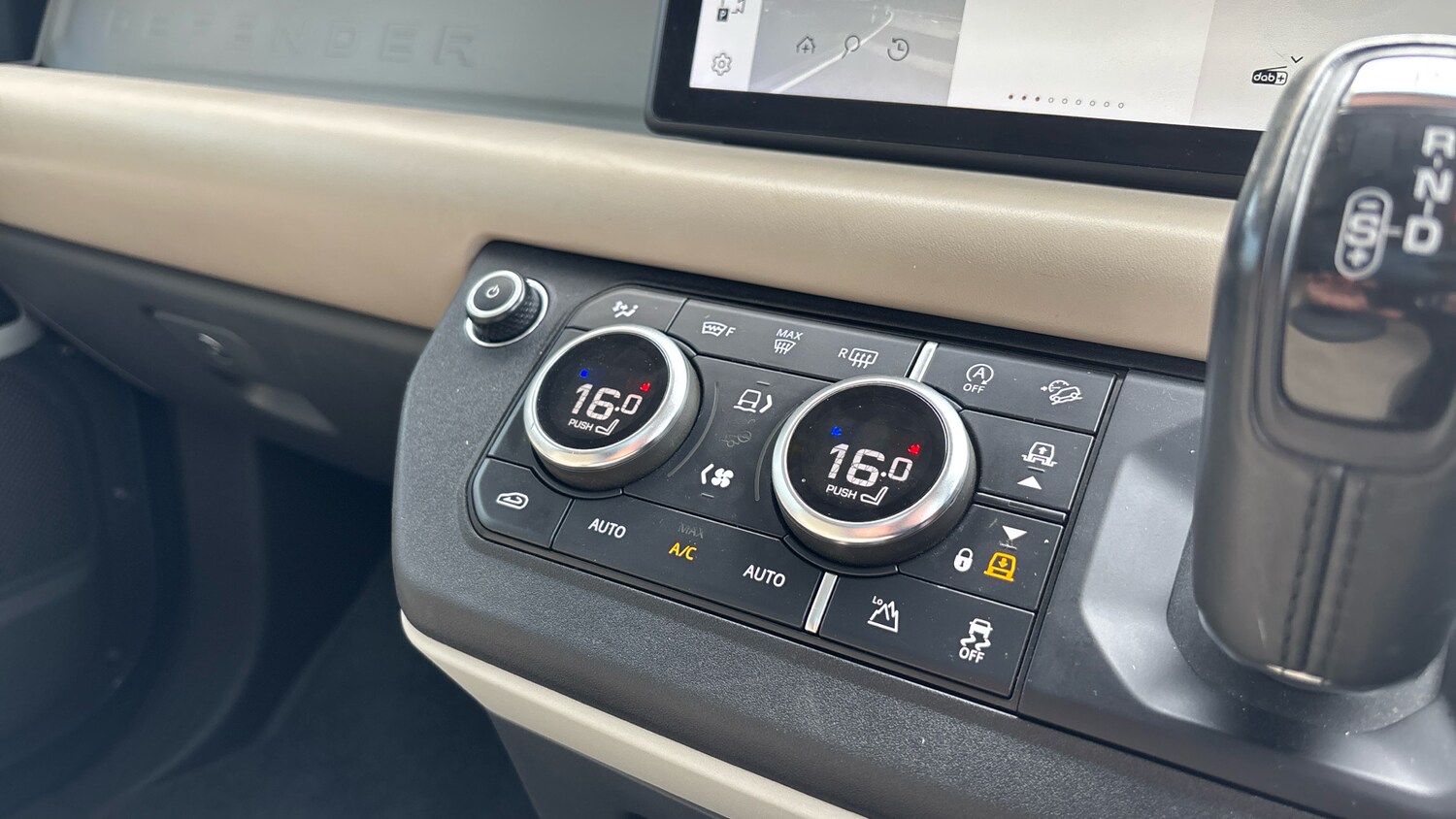 Used Land Rover Defender 2021 for sale - 76960642: Photo 26