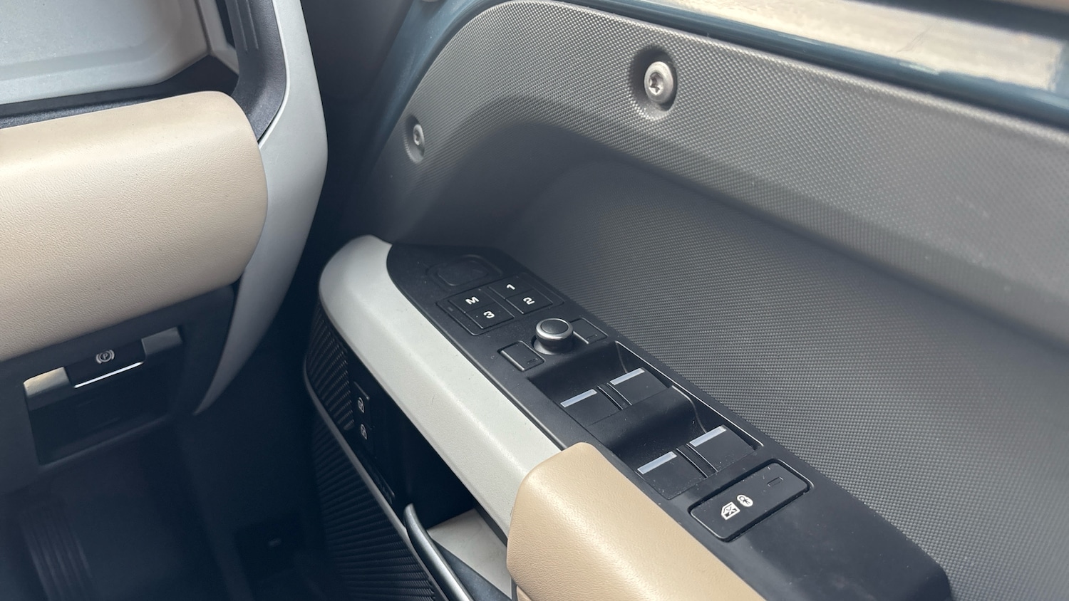 Used Land Rover Defender 2021 for sale - 76960642: Photo 31