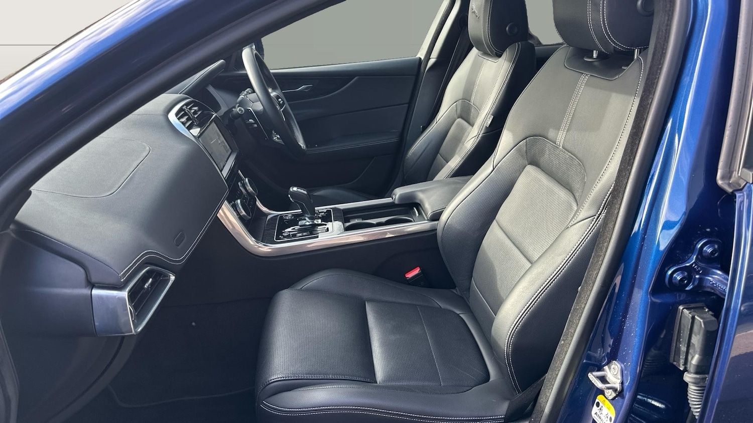 Used Jaguar XE 2022 for sale - 77595183: Photo 3