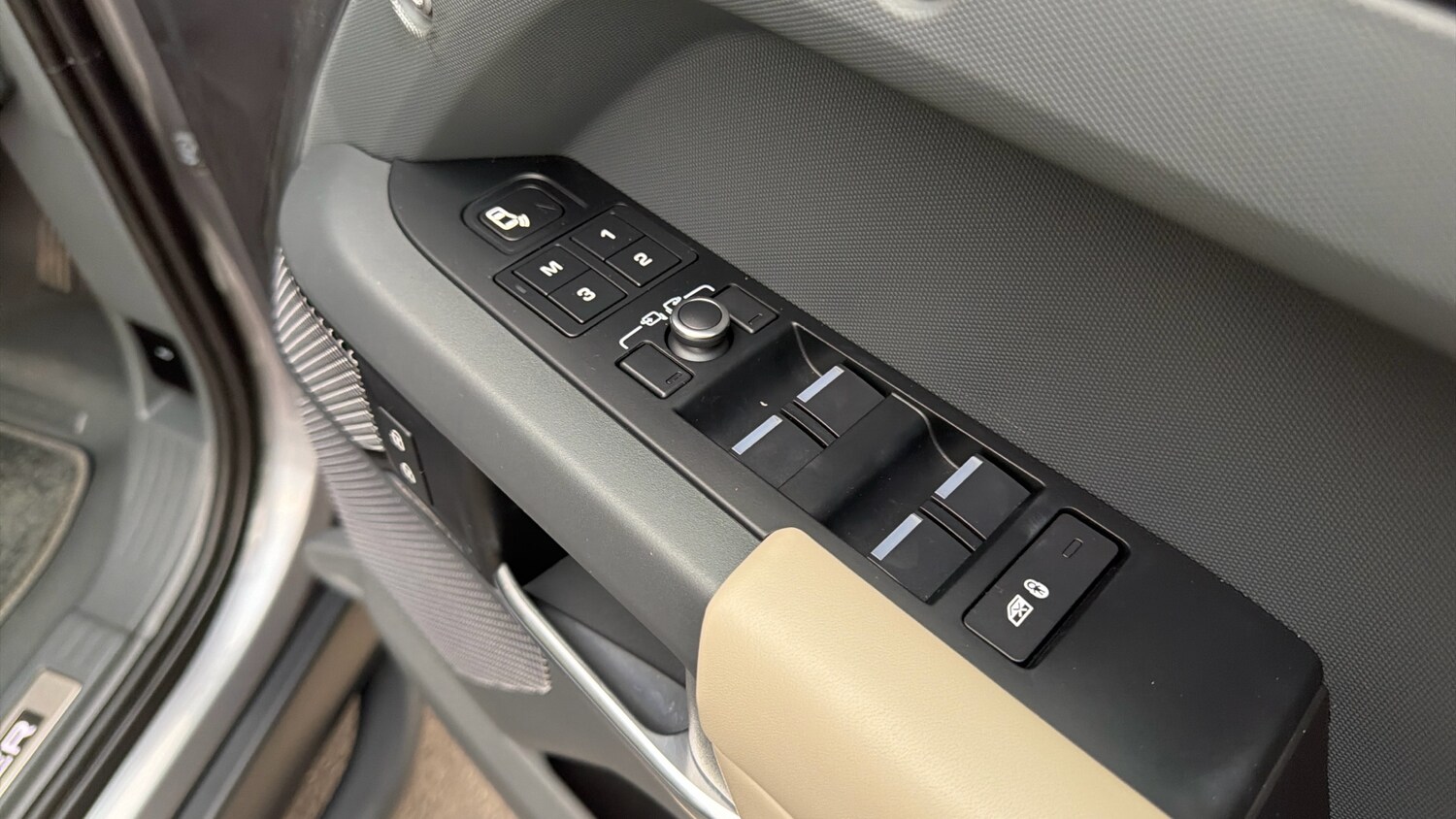 Used Land Rover Defender 2021 for sale - 76690092: Photo 31