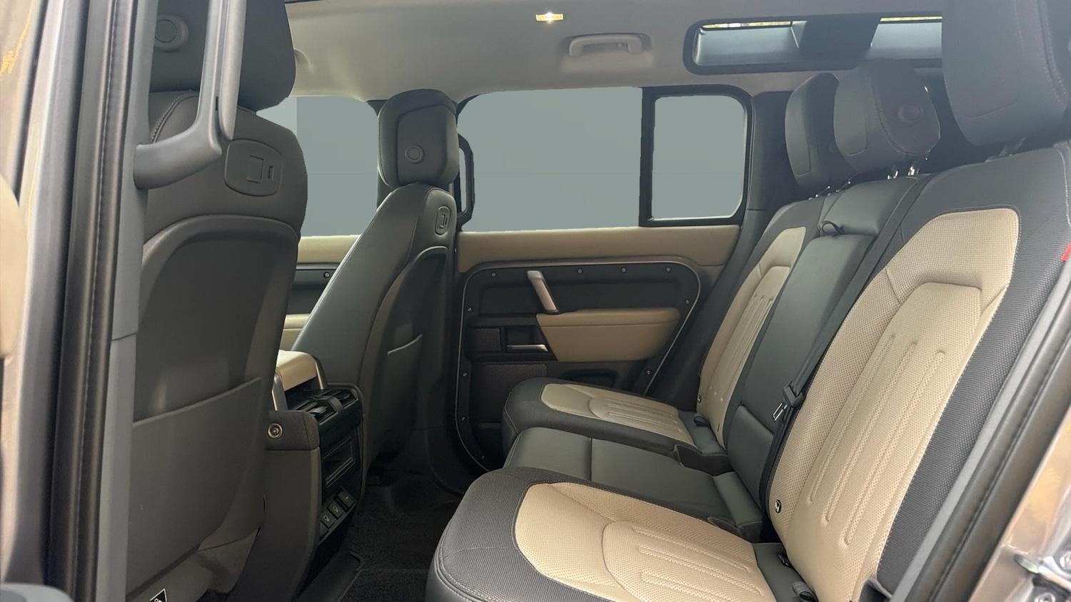 Used Land Rover Defender 2021 for sale - 76690092: Photo 4