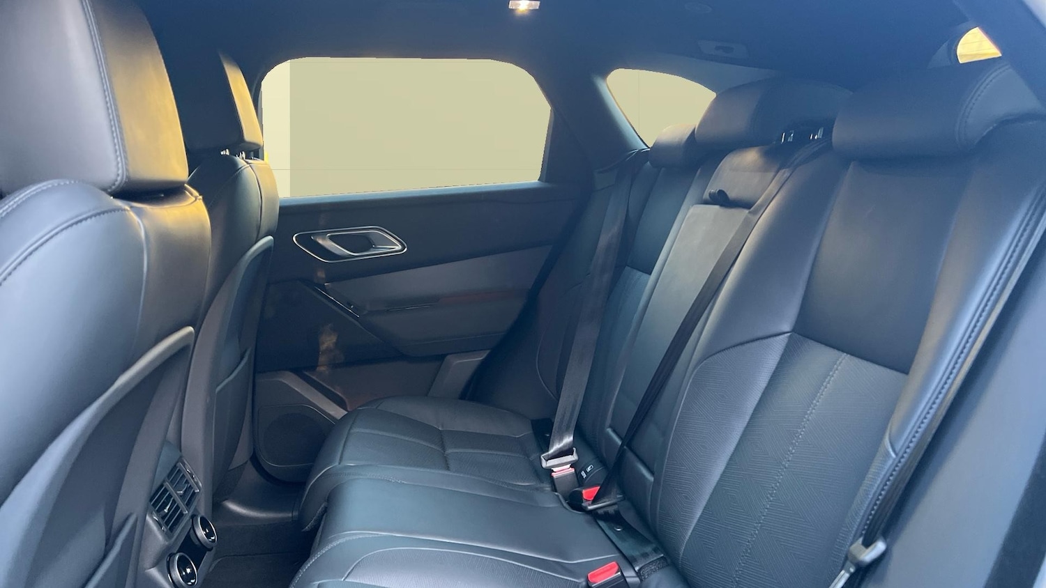 Used Land Rover Range Rover Velar 2025 for sale - 76979653: Photo 4