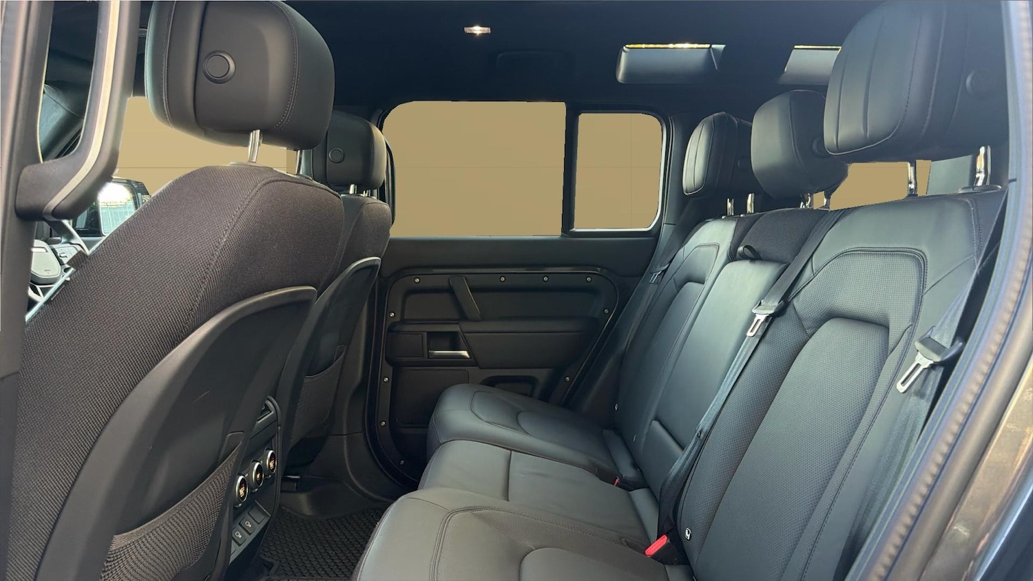 Used Land Rover Defender 2025 for sale - 76426283: Photo 4