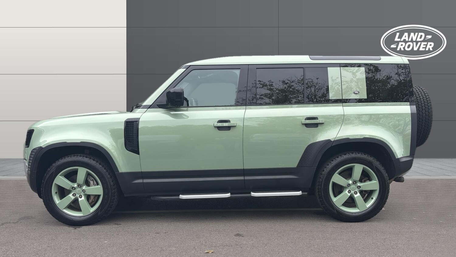 Used Land Rover Defender 2023 for sale - 76232215: Photo 5