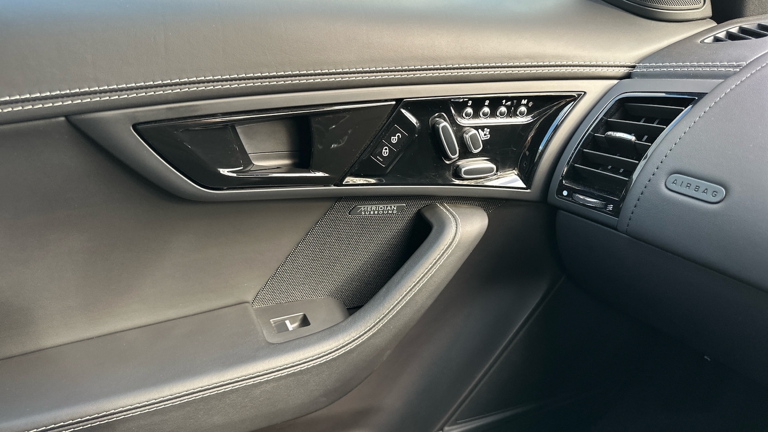 Used Jaguar F-Type 2019 for sale - 76428579: Photo 25