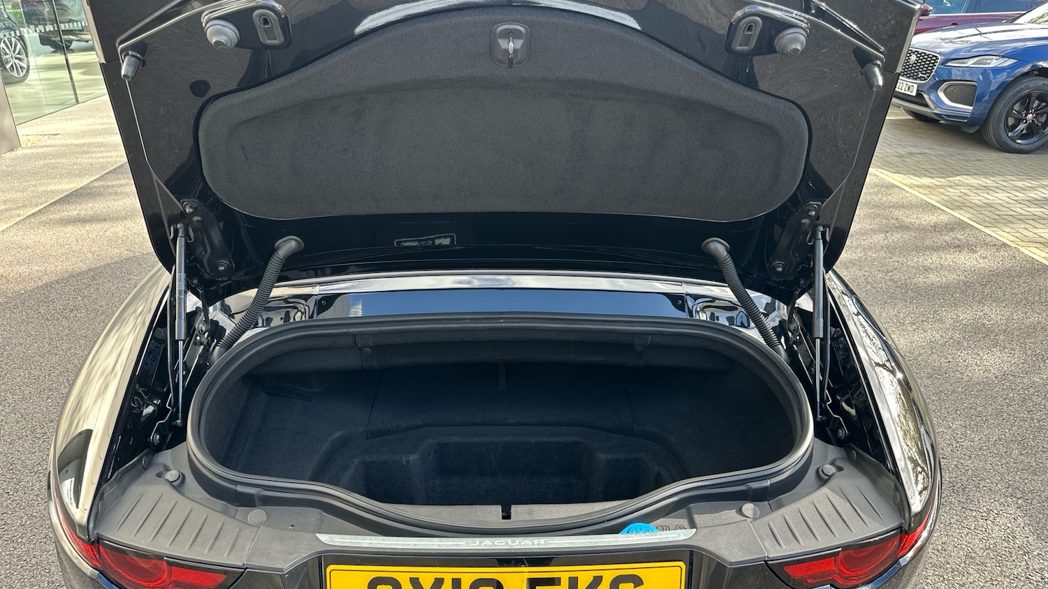 Used Jaguar F-Type 2019 for sale - 76428579: Photo 4